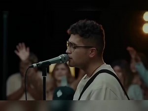 📌Tu amor no tiene fin/Generación 12🎙️💞 Tú la única fuente saciable Tú para mi alma tan favorable Y yo quiero ser ofrenda agradable Y poder corresponder a tu amor inagotable Incomprensible es lo mucho que me amas Y que me digas Hijo mío cuando me llamas Derramas en mi vida de tu presencia Hoy anhelo sentirte con emergencia Jamás he de dejarte siempre he de servirte Comprendo que nací para glorificarte Voy a seguirte voy tras tus pasos Y si me canso descanso en tus brazos Adónde iré sino a ti P