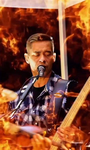 🎸 CHRISTIAN JACQUES – BASSISTE 🎸 💥 LA GROOVE DU BAND 💥 Formé en pop/jazz au cégep de Drummondville, il a fait vibrer le Québec dans des hommages aux légendes du rock. 👉 Le groove. Le son. L’attitude. Pur. Solide. Indispensable. On est chanceux de l’avoir dans le band 🤘🎶 | Tomy Poulin