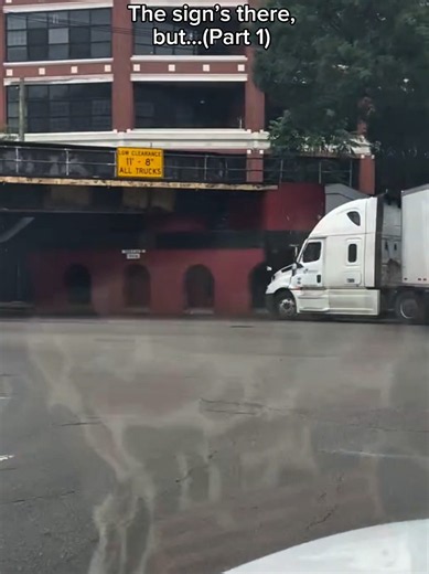 ⚠️ This overpass is located near the University of Louisville - and it’s a risky spot for over‑height trailers. 📍Louisville, KY #overpass #riskyspot #trucking #fy #fypシ