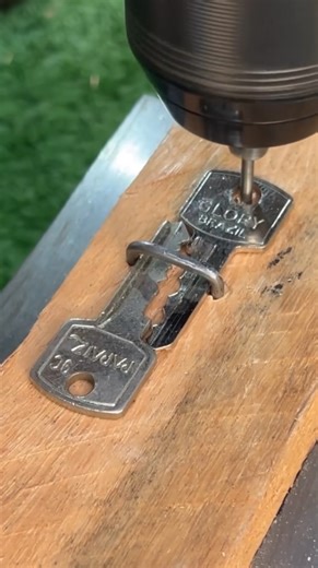 574K views · 1K reactions | La función oculta de dos llaves  en la madera | Rusnala - DIY y Reciclaje Creativo | Facebook