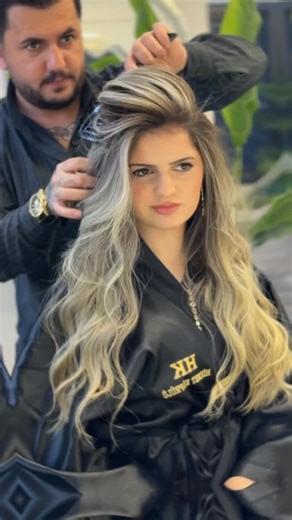 Hikmet Köprülü on Instagram: "Değişmde estetik isterseniz adresiniz @hikmet_kopruluu değişimde ve değişmeyen tek adres mükemmel sonuçlar Ufak Dokunuşlarla Saçlarınızı Şımartın ⚡️ Gününüzü Güzelleştiren Ufak Dokunuşlar ✨ . . . Saçlarınızla Mutlu Olmak Sizinde Hakkınız 🤩 . . Doğal Görünümlü Dokunuşlar 💥 #dogalsaç #temizsarılar ##blonde #blomdehair hairdye haircut haircolor hairtutorial hairfashion hairdress temizsarilar ışıltılısaçlar temizsanat grisaç mersin mersinsahil mer