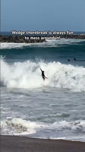 Wedge shorebreak is so epic 🔥 #surf #surfing #waves #wedge #shorebreak