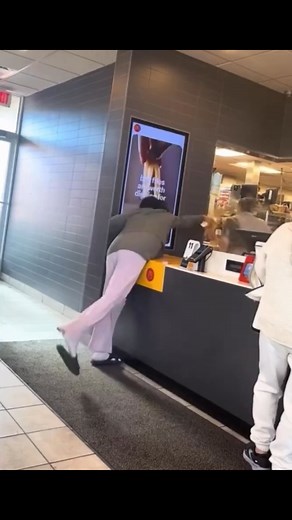 Mujer arroja café caliente a gerente de McDonald’s en Virginia y huye. | Yesmani Gomez