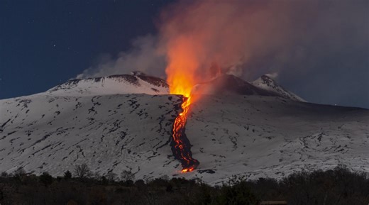 Imagini spectaculoase cu erupția vulcanului Etna. Cel mai vechi vulcan din Europa s-a trezit