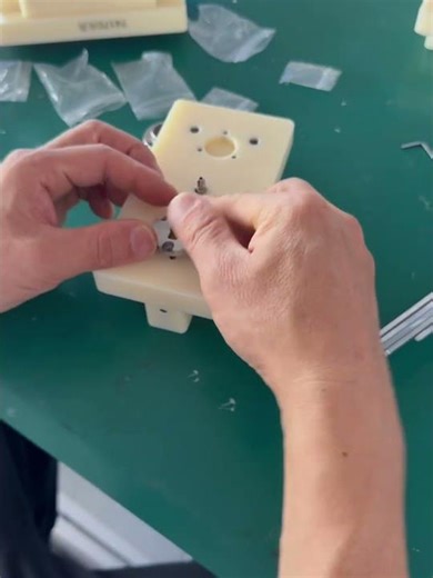 Hand-in-hand installation of stacking table adsorption components#machine #juyuan