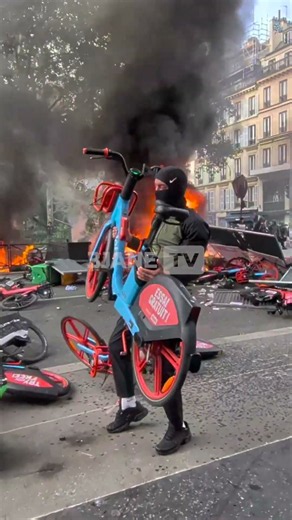 Fires and burning barricades during student protests in Paris