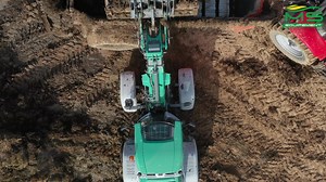 Un débit de chantier élevé pour la chargeuse Kramer KL 55.8 T🤩💨💪🏻 https://youtu.be/3w-6rBQGhPk Bonjour à tous, Aujourd'hui dans cette nouvelle vidéo, Alexis de Goyon un de nos commerciaux était présent pour la mise en route de la chargeuse Kramer 55.8 T sur un chantier d'épandage de fumier. Cette chargeuse acquise en début d'année par la Cuma Du Frémur est équipée d’un bras chargeur télescopique offrant une hauteur de franchissement de 5,19 m. La chargeuse sur pneus télescopiques à quatre ro