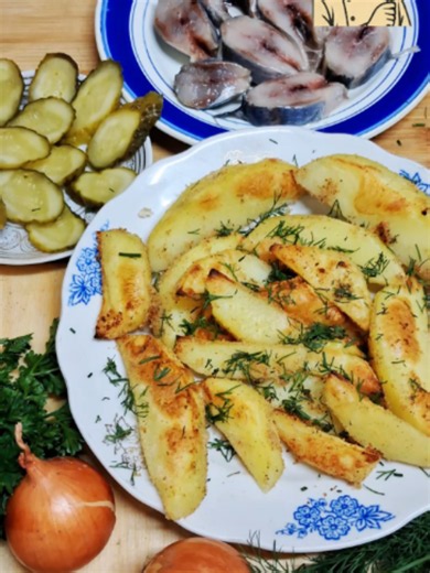 Полный рецепт в ПРОФИЛЕ 🔗 Это Хрустящий 🤤 Картофель По-Шахтерски! Ужин №1 #гост #картошкасселедкой #ужин #рецепт #кулинария #ностальгия