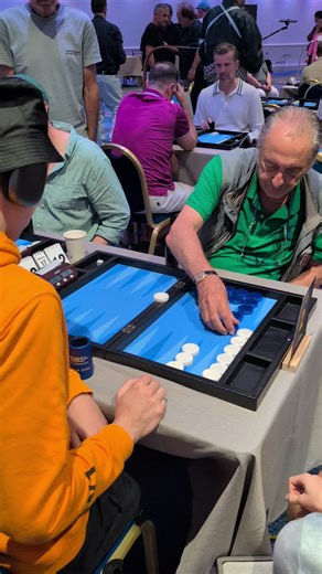 ZZ @zzdenek_zzizka rolls double sixes from the ace point in an 8 cube game to win his match in dramatic fashion! Is this the year he wins it all? Tune in at 16:30 CEST on our YT channel for more action!