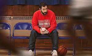 De qué trata Garra, película de baloncesto con Adam Sandler
