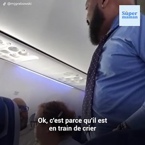 Lors d'un vol, un homme a fait le buzz après s'être plaint des pleurs d'un bébé. La situation a tellement dégénéré qu'un atterrissage d'urgence a dû être effectué pour prendre des mesures. | Formidable