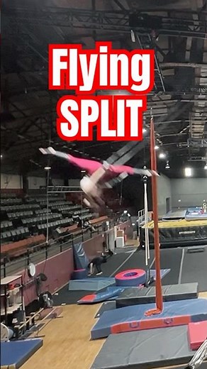 Flying splits 🔥 Swinging trapeze trick #trapeze #split #circus #acrobat #aerialist #split #splits