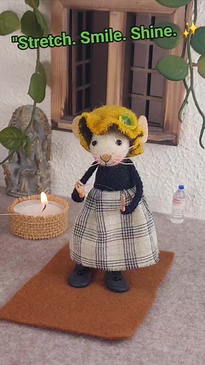 Namaste from Lilly! A little stretch, a sprinkle of joy, and a whole lot of good vibes to kick off the week! Happy Monday, friends! ✨ . . . #HappyMonday #TinyYoga #FeltedMouse #MiniatureJoy #WhimsicalWorld #DollhouseMiniatures #NeedleFelting #PositiveVibes #Namaste #MiniatureLife | Felt Art Dolls