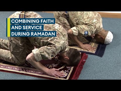 How do Muslim soldiers combine faith with duties during Ramadan?