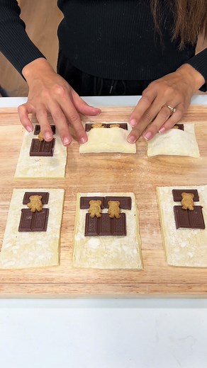 Sleeping teddy bears pastry 🧸☁️🤍 súper fácil de hacer y tan lindos que ni me los quería comer Ingredients: Puff pastry Teddy grahams Hershey chocolate bar Egg 🥚 Air fry at 350° for 5-8 minutes. CHECK ON THEM SO THEY DONT BURN Ingredientes: La masa de hojaldre Teddy grahams Una barita de chocolate. Yo use de Hersheys Un huevo Cocina en la freidora de aire 350° por unos 5-8 minutos. Chequealos MUCHO PARA QUE NO SE QUEMEN