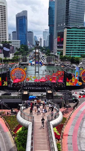 Mantap…panggung sudah siap untuk menyambut tahun baru 2026 di bundaran H.I Video ini sayq ambil di jam 1 Siang tgl 31-12-2025. #jakarta #JakartaKotaGlobal #tahunbaru #tahunbaru2026 #bundaranhijakarta