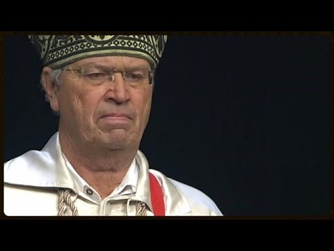 Habemus Papam - Gerhard Polt als Benedikt XVI. - Der Laubbläser