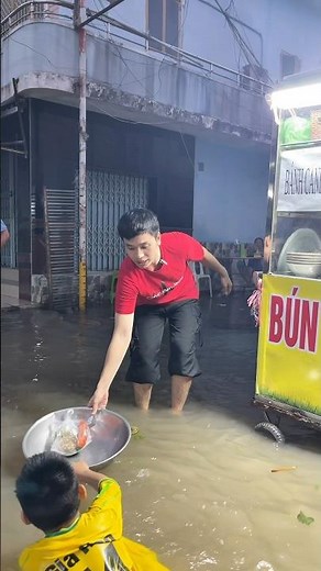 Nước ngập là chuyện nhỏ 🤣🤣 #QuangHien #funny #haihuoc #vuinhon #thinhhanh #fypシ