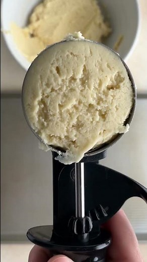 How To Make Buttery Soft Almond Sugar Cookies With Icing #almond #cookies #recipe #sugarcookies