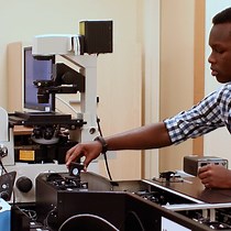 Video: Hyperspectral Imaging as a Tool to Study Optical Anisotropy in Lanthanide-Based Molecular Single Crystals