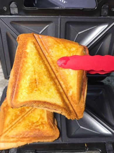 3 in 1 Sandwich Maker,waffle and Grill. Grill your veggies, sausages and bread and Make tasty soft waffles. Tasty Sandwiches, Grills and Waffles in Minutes Makes perfectly toasted sandwiches in a matter of few minutes. #sandwichmaker