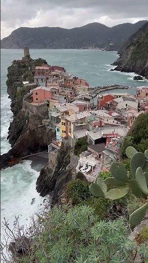 Vernazza Cinque Terre: colorful Italian houses and harbor views 4K