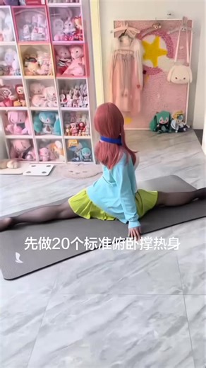 Kiwii🥝 on Instagram: "Working out with Miku CN 豆豆曲奇 #cosplay #mikunakano #thequintessentialquintuplets #gotoubunnohanayome"