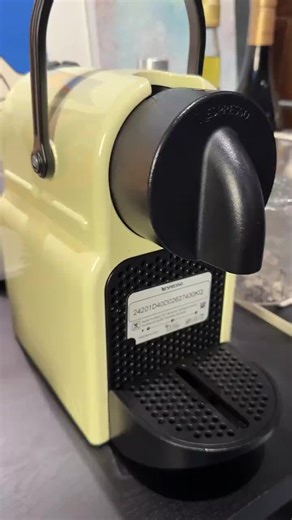 Nespresso D40白色胶囊咖啡机开箱评测！小巧便携真的好用吗？推荐入手不踩雷