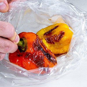 1.1M views · 2.9K reactions | Ich kann diese Mahlzeit aus gebackener Paprika ohne Unterbrechung essen. Lecker und kalorienarm! Zutaten: rote Paprika - 150 g gelbe Paprika - 150 g Tablettgröße 25 x 35 cm BACKEN BEI 180 °C/15 Minuten 10 Minuten einwirken lassen für die Saute: Zwiebel - 100 g Karotte - 150 g Öl - 15 ml Salz - 10 g schwarzer Pfeffer - 5 g süßer Paprika - 5 g Knoblauch - 2 Zehen Essig - 10 ml Zucker - 10 g Koriander - 5 g Petersilie - 25 g | Schmackhaft.tv | Facebook