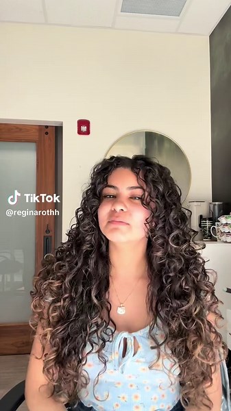 Can you believe this is what she thought?? Tbh this is so many people though. My client thought her hair was so thin that it couldn’t look fuller or get any volume. Well, because of the previous cuts she’d had and going so long in between cuts, it did look that way, but look how full we were able to get her curls for her first curly cut!!! ❤ #curlyhair #curlycut #curls