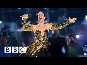 Katy Perry Performs 'Roar' & 'Firework' LIVE at The Coronation Concert