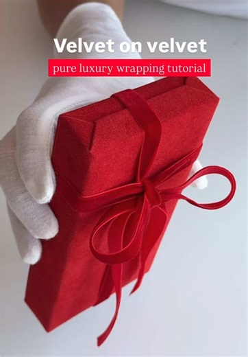 🎀 This wrapping is all about feeling, not excess. Rich velvet paper, a soft velvet ribbon, clean folds, and calm hands 🎀 No rush. No noise. Just quiet luxury the kind you feel before you even open the gift. Save this idea if you love timeless, refined gift wrapping. And if you want to learn how to create this look step by step the full tutorials are waiting for you 🙌🎀 #giftwrapping #dovanupakavimas #giftideas #gifts #gifting @Shilta_Box 🇱🇹🇬🇧🇪🇺