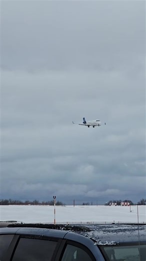 CRJ-200 Landing at Milwaukee Airport