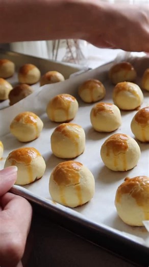 [Recipe] Easy pinepaple tarts that are melt in your mouth, buttery, not overly sweet and stores really well 🍍 For those who have been following me, you will definitely be able to recognise that I’ve been baking this failproof yet delicious recipe year after year 😋 Given how early bakers prepare, I thought to start sharing these! The best part about this buttery golden tarts is that it suits various brands and types of pineapple paste from my experimentation. If you’re curious about my pineappl