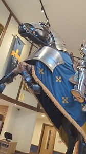 Take a look inside the all new Warwick Castle Hotel! With an impressive foyer, this hotel really will make you feel like royalty. Are you planning a visit? #warwick #warwickcastle #hotel #accommodation #holiday #visit #overnight #merlinannualpass #history #medieval #animatronics #tpi #themeparkinsanity #immersive | Theme Park Insanity