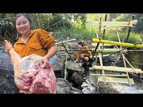 Single mother in the forest uses free water source to build a giant waterwheel and roast huge meat!!