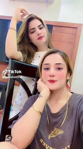 Exploring Sign Language with Friends in a Cozy Setting