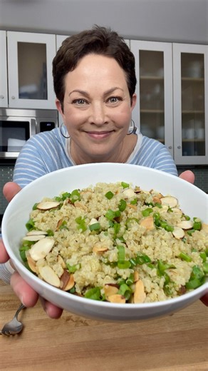 Here’s a quick way to level up quinoa for a tasty side dish. This 3-Ingredient Quinoa Pilaf uses scallions two ways highlighting their incredible versatility. The white/light green part is cooked with the quinoa for a sweet-savory onion flavor, and the sliced scallion greens are sprinkled on as a bright, fresh topping along with crunchy sliced almonds. Get the recipe link in the comment section. #easyrecipes #healthyrecipes | Ellie Krieger