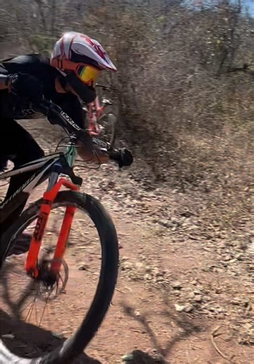 Downhill en rígida😤 El ciclismo es el deporte y actividad de moverse en bicicleta, abarcando desde el transporte y ejercicio recreativo hasta competencias profesionales en diversas modalidades como ruta, pista, montaña (MTB), BMX y ciclocross, destacándose por ser un ejercicio de bajo impacto, beneficioso para la salud, y un deporte olímpico con gran popularidad mundial. Definición General * Se define como la acción de usar una bicicleta para desplazarse, hacer ejercicio, competir o por placer.