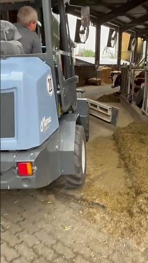 Elektrischer Hoflader im Einsatz: Futter anschieben im Rinderstall mit dem MONA Solara+ 🐄