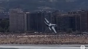 VIDÉO Il a plongé vers la plage bondée : un avion de chasse F-18 frôle le crash en pleine parade militaire