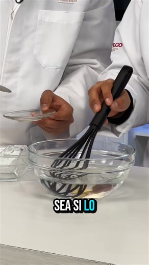 ¡Haz tu propio jabón líquido corporal en casa! Con esta #TecnologíaDoméstica ahorrarás dinero 💰 y tendrás un producto útil para el día a día, con ingredientes fáciles de conseguir 🍊🙌 🧪 Ingredientes: 1 ½ tazas de agua potable 3 ½ cucharaditas de sal de mesa 2 cucharadas de glicerina pura 10 ½ cucharadas de lauril éter sulfato de sodio 6 gotas de aceite esencial de naranja Una pizca de colorante vegetal naranja 🍶 Materiales: Taza medidora Tazón de vidrio (1 L) Botella de plástico (500 ml) Bat
