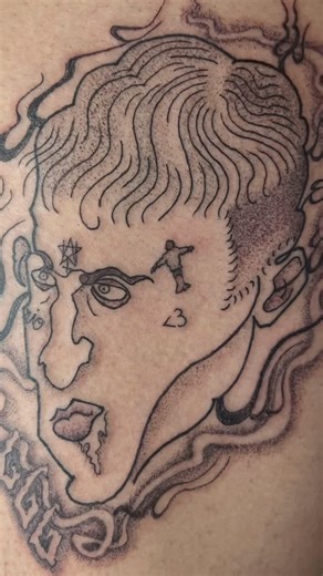 Shakeoneline.TTT OneLine Tattoo Galicia on Instagram: "-ELSECO- Uno de los que más ganas tenía de hacer ✨ Gracias @_diavvlo_ por la confianza y escoger uno de mis diseños ✨🔥✨ Desde que ADROMICFMS Intro tenía 600 reps con @7wingsdragoon escuchándolo en bucle por primera vez hasta día de hoy tatuándole su cara a alguien en la pata 11 años después ✨ @ricosuaveyatusabe @lavendicionrecs Pásate por mis disponibles o cuéntame tu idea o artista que te molaría llevar contigo tatuado y me pongo a dibujar