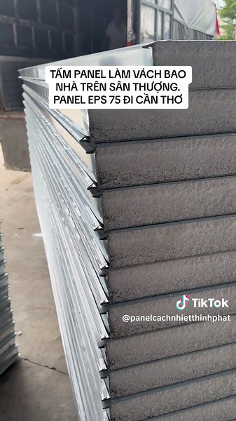 Tấm Panel làm vách bao nhà trên sân thượng. Đơn hàng Panel EPS 75mm đi Cần Thơ. Tấm Panel Cách Nhiệt EPS rất phù làm nhà cơi nới thêm lầu trên sân thượng, bởi 3 ưu điểm sau. Tấm Panel EPS rất nhẹ hạn chế tác động trọng lực lên sàn và nền móng hiện hữu. Lắp dựng nhanh không cần tô chát sơn lại, đưa công trình vào sử dụng sớm. Cách âm cách nhiệt rất tốt: lõi xốp trắng EPS hiệu quả chống nóng khi trời nắng và giảm ồn khi trời mưa. Ngoài ứng dụng Tấm Panel làm vách bao nhà trên sân thượng thì Tấm Pa