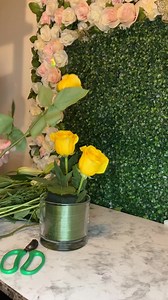 97K views · 771 reactions | Cómo hacer un arreglo floral básico y fácil | Familiasi Creaciones | Facebook