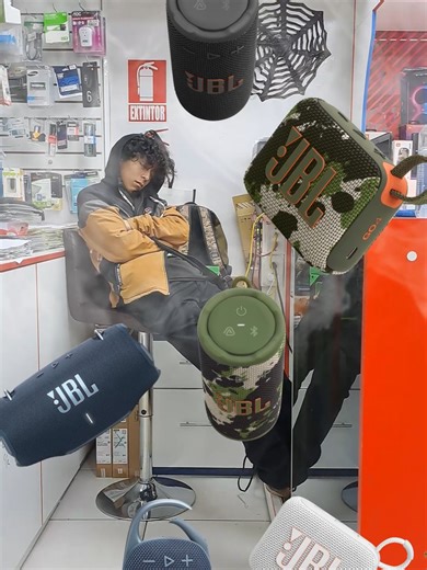 🔊 ¡Que las clases no te quiten el ritmo! Ponle el mejor sonido a tu rutina con nuestros parlantes JBL 🎶🎒 ¿Semana pesada de estudios? Relájate el fin de semana o dale vida a esas reuniones para trabajos en grupo con la potencia, nitidez y los bajos increíbles que solo un parlante JBL original te puede dar. ¡Son súper portátiles para llevarlos a todas partes! 🔥 Y recuerda, ¡las PROMOS por inicio de clases siguen activas! En Importaciones Cuba 💙 te equipamos por completo sin dar tantas vueltas