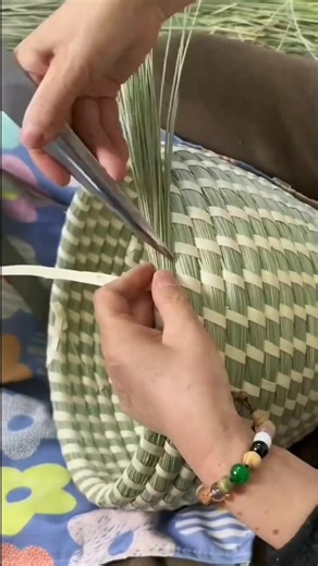 Process of making basket with straw and herb leaves