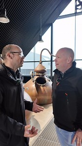 Sneak peek 👀�På tirsdag kan du komme helt tæt på dette smukke byggeri 🏗️🌾🪵🛠️�I denne sneak peek-video tager Toke en snak med bygherren, som deler historien om, hvordan virksomheden blev startet 🥃📖Kan du gætte, hvor vi er? 🤔�Hvis ikke – så følg med, når videointerviewet lander på tirsdag 🎥💦🌾🥃 | Bygge-bloggen