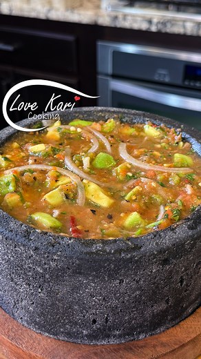 Salsa Taquera con Aguacate y Cebolla . This is one of my favorite go-to salsas, Salsa with avocado 🥰 It's so easy to make and it pairs really good with some tacos, quesadillas, carne asada, basically this salsa will go perfectly with any Mexican dish 😋 I hope you enjoy this recipe. Please comment down below what recipe you will like to see next. Also, check out our YouTube Channel for more delicious recipes. Link in Bio. Molcajete is from @cemcui_artesanias You can find it here: https://www.ce