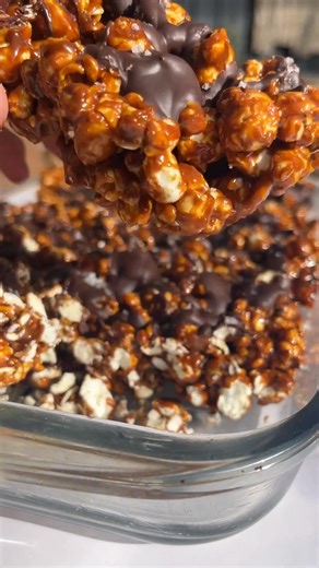 Chewy Salted Caramel Popcorn. Comment save below and i’ll dm ya 😉 | Glow Diaries